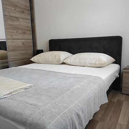One Bedroom Apartment Gogo With Private Parking Неум Екстер'єр фото