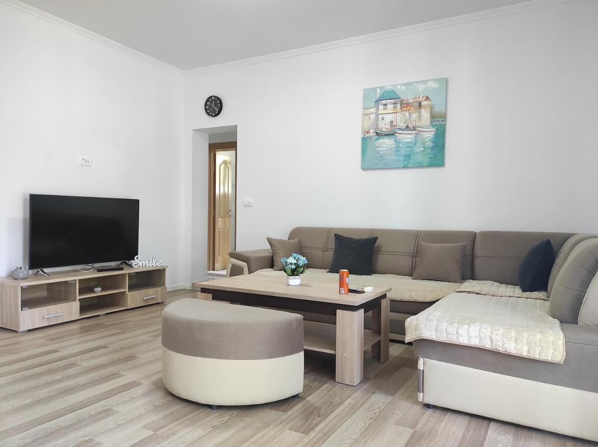 One Bedroom Apartment Gogo With Private Parking Неум Екстер'єр фото