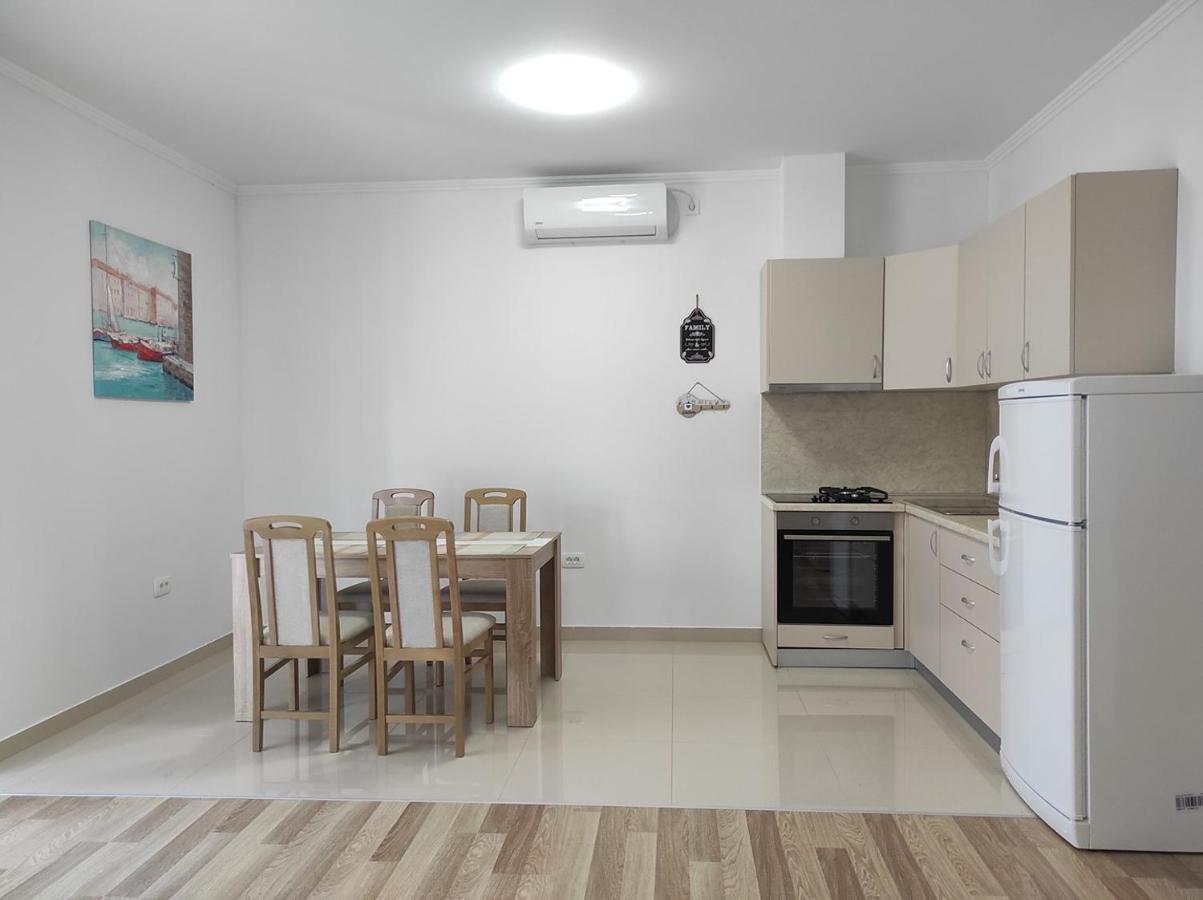 One Bedroom Apartment Gogo With Private Parking Неум Екстер'єр фото